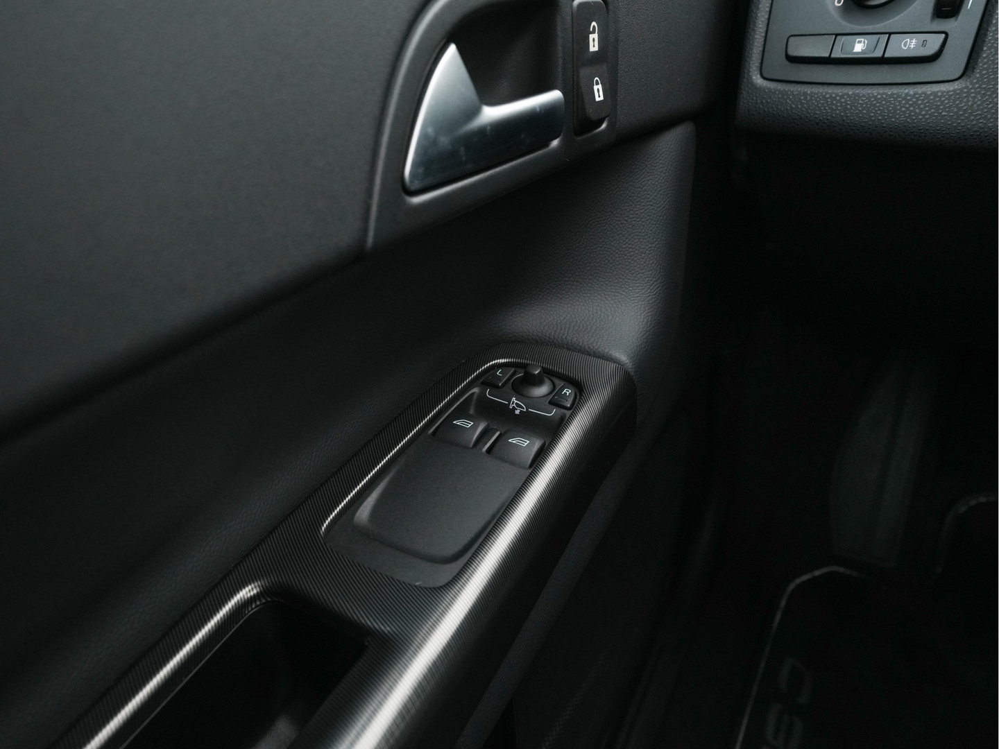 Volvo C30 1.6 D2 R-Design Luxury-Line *PANO | BI-XENON | LEATHER-FABRIC | NAVI-FULLMAP | HEATED-SPORTSEATS | ECC | CARBON-INLAY | PDC | PREMIUM-AUDIO | CRUISE | 17''ALU*