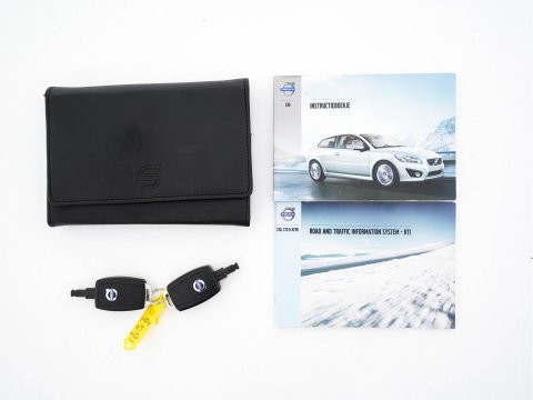 Volvo C30 1.6 D2 R-Design Luxury-Line *PANO | BI-XENON | LEATHER-FABRIC | NAVI-FULLMAP | HEATED-SPORTSEATS | ECC | CARBON-INLAY | PDC | PREMIUM-AUDIO | CRUISE | 17''ALU*