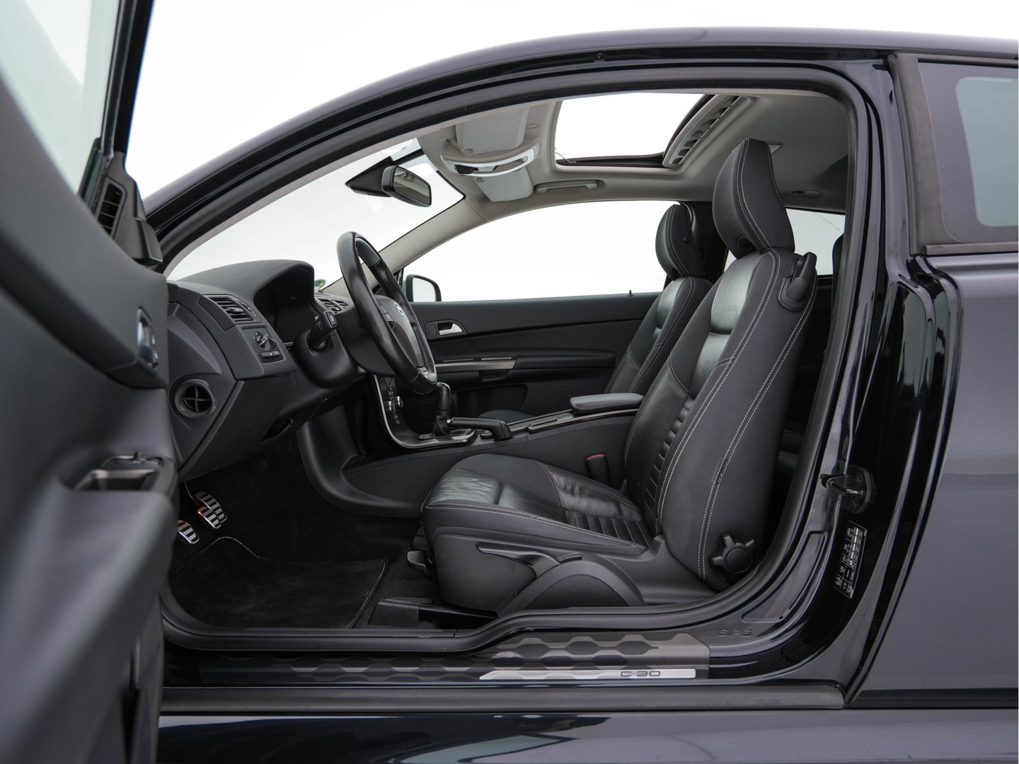 Volvo C30 1.6 D2 R-Design Luxury-Line *PANO | BI-XENON | LEATHER-FABRIC | NAVI-FULLMAP | HEATED-SPORTSEATS | ECC | CARBON-INLAY | PDC | PREMIUM-AUDIO | CRUISE | 17''ALU*