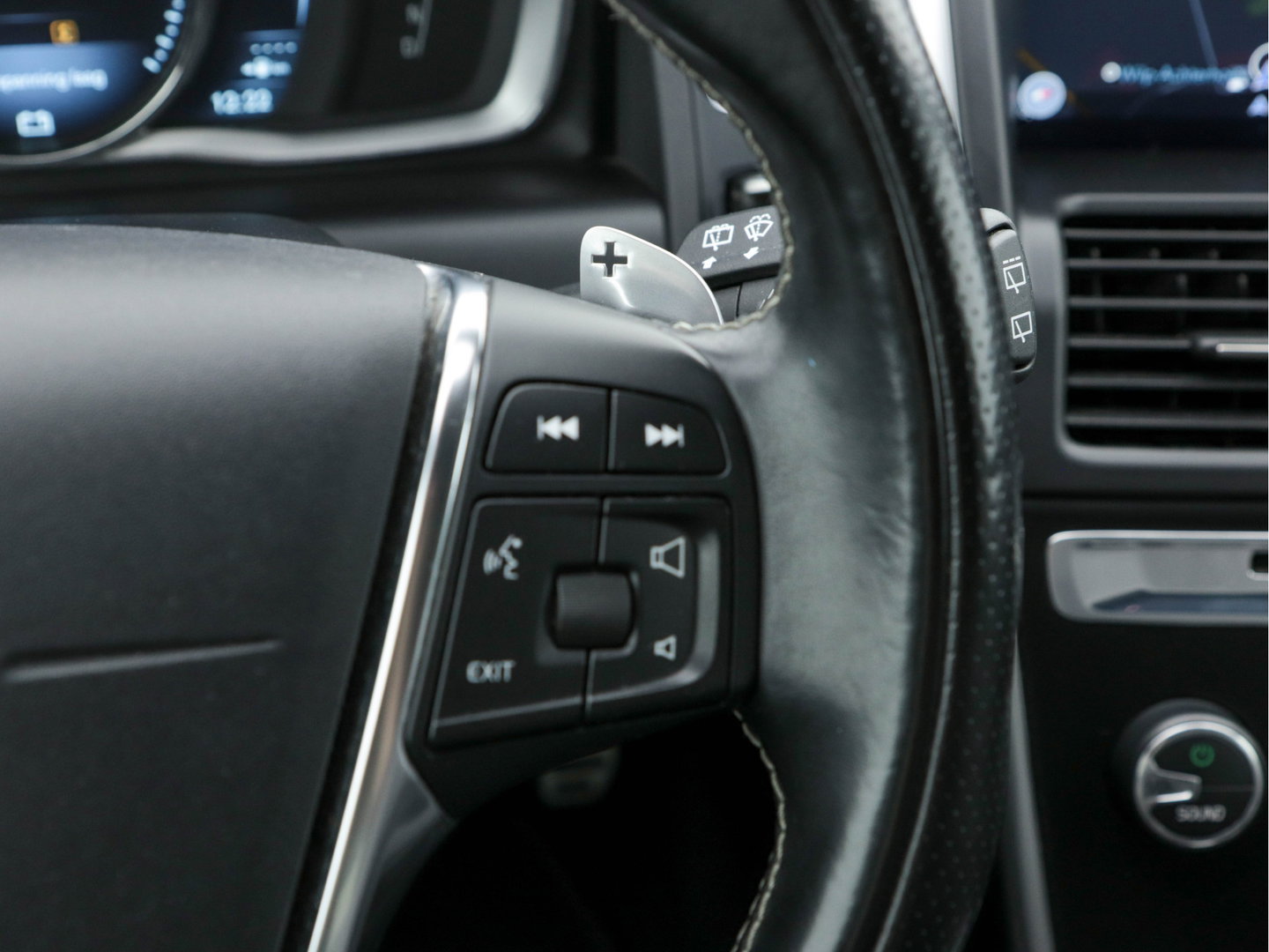 Volvo XC60 2.0 D4 R-Design FWD Aut. *NAVI-FULLMAP | LEATHER-ALCANTARA | ECC | HEATED-SPORTSEATS | PRIVACY-GLASS |  PDC | SHIFTPADDLES | CRUISE | 18"ALU*
