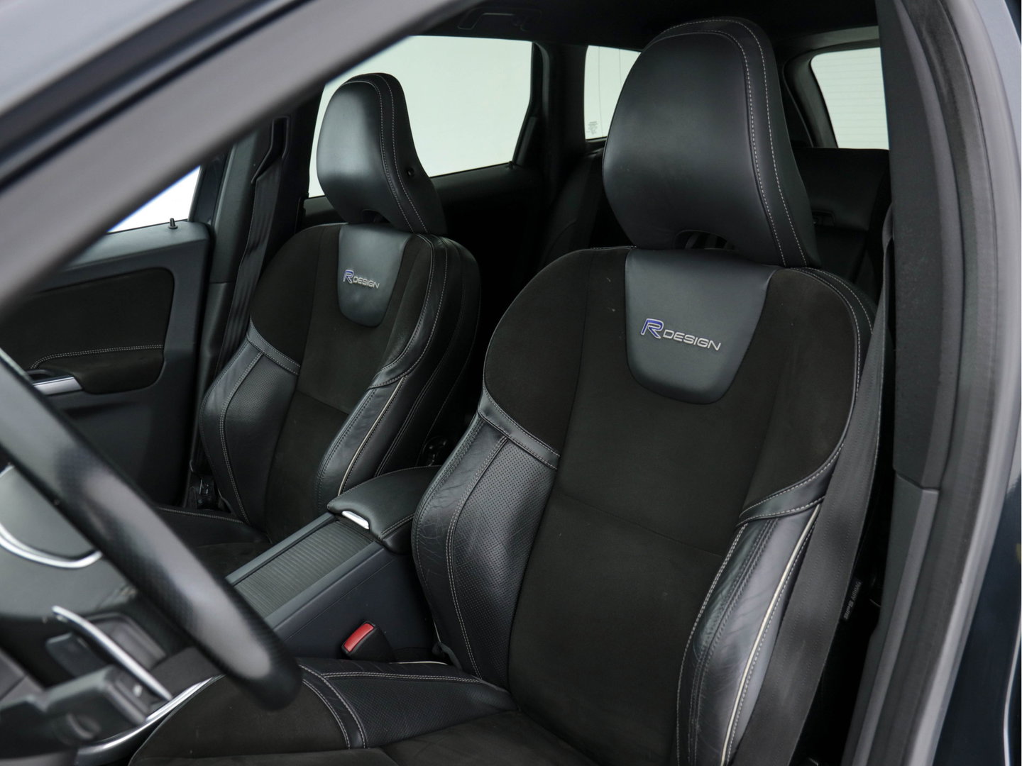 Volvo XC60 2.0 D4 R-Design FWD Aut. *NAVI-FULLMAP | LEATHER-ALCANTARA | ECC | HEATED-SPORTSEATS | PRIVACY-GLASS |  PDC | SHIFTPADDLES | CRUISE | 18"ALU*