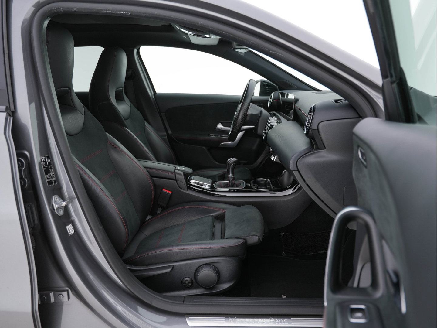 Mercedes-Benz A-Klasse 180 AMG-Line Business Solution *PANO | LEATHER-MICROFIBRE | WIDESCREEN-COCKPIT | FULL-LED | CAMERA | ECC | PDC | CRUISE | HEATED-SPORTSEATS | PRIVACY-GLASS | 18"ALU*