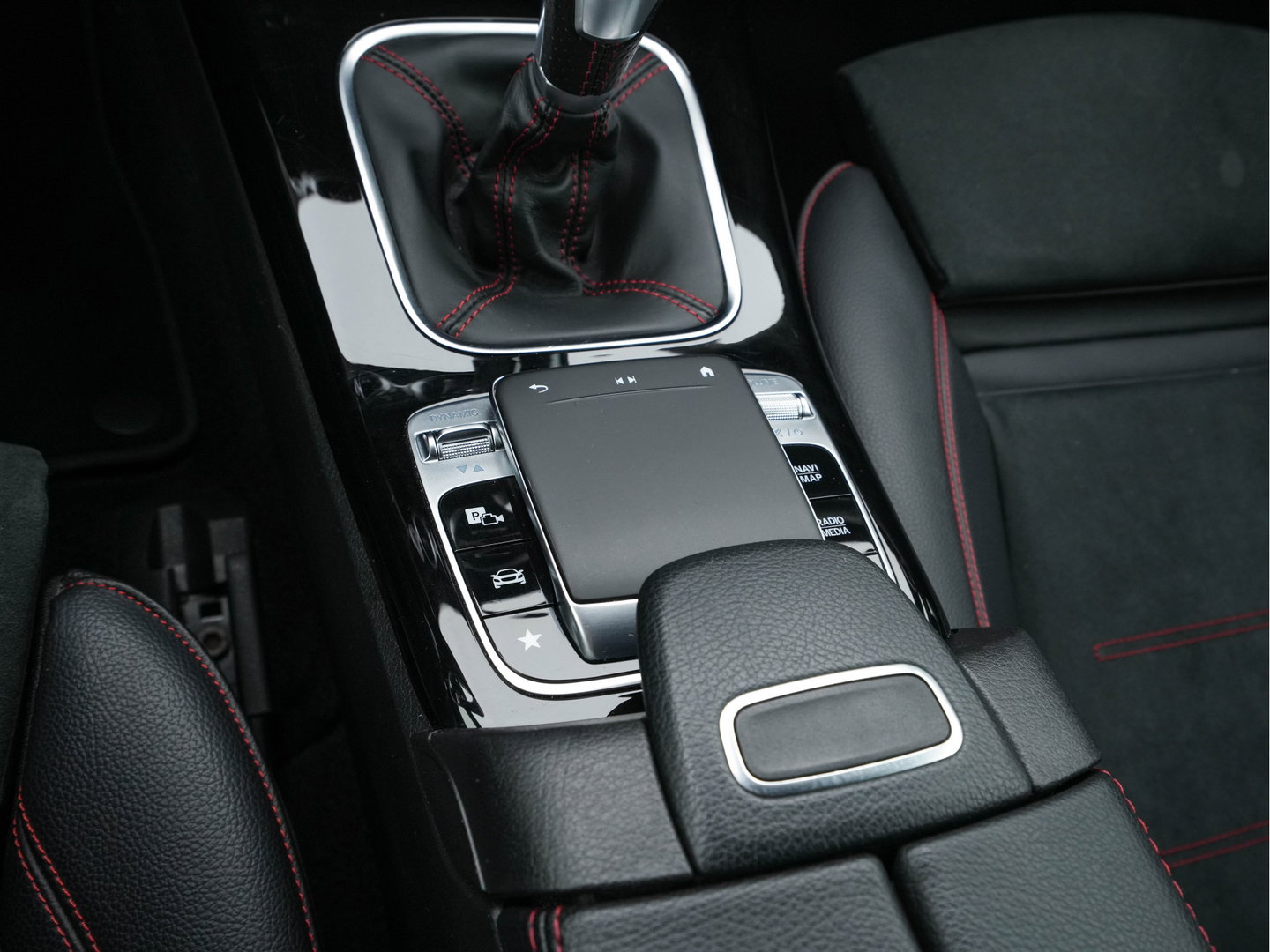 Mercedes-Benz A-Klasse 180 AMG-Line Business Solution *PANO | LEATHER-MICROFIBRE | WIDESCREEN-COCKPIT | FULL-LED | CAMERA | ECC | PDC | CRUISE | HEATED-SPORTSEATS | PRIVACY-GLASS | 18"ALU*