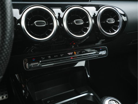 Mercedes-Benz A-Klasse 180 AMG-Line Business Solution *PANO | LEATHER-MICROFIBRE | WIDESCREEN-COCKPIT | FULL-LED | CAMERA | ECC | PDC | CRUISE | HEATED-SPORTSEATS | PRIVACY-GLASS | 18"ALU*