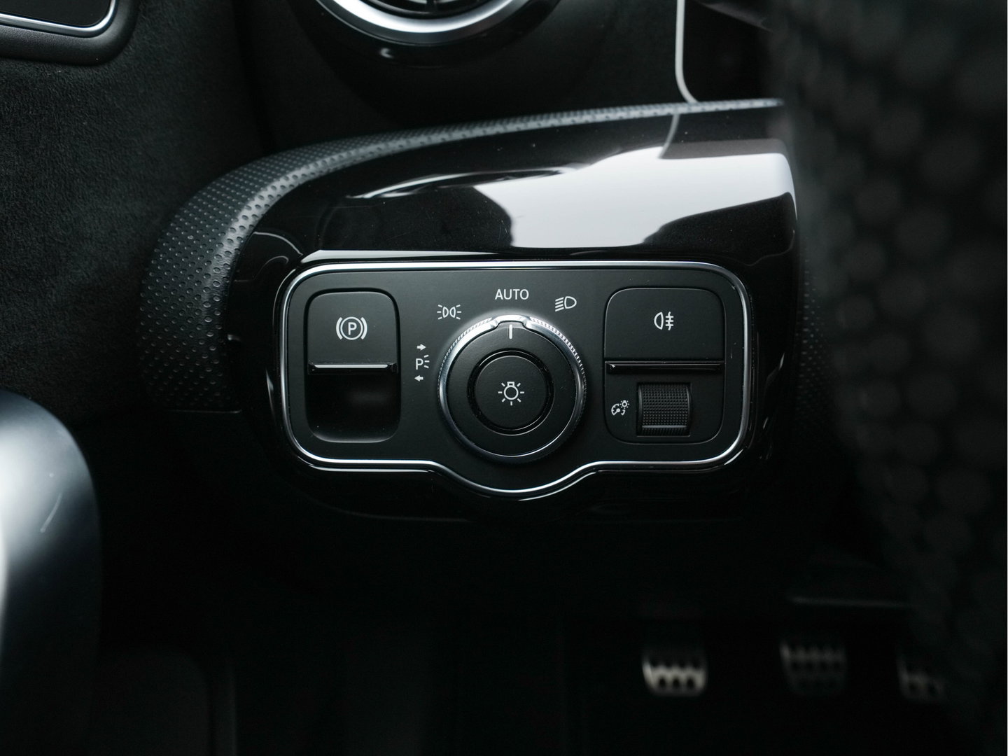 Mercedes-Benz A-Klasse 180 AMG-Line Business Solution *PANO | LEATHER-MICROFIBRE | WIDESCREEN-COCKPIT | FULL-LED | CAMERA | ECC | PDC | CRUISE | HEATED-SPORTSEATS | PRIVACY-GLASS | 18"ALU*