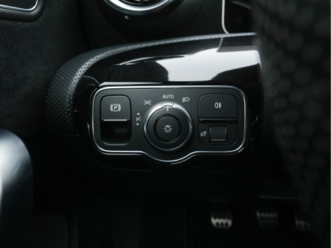 Mercedes-Benz A-Klasse 180 AMG-Line Business Solution *PANO | LEATHER-MICROFIBRE | WIDESCREEN-COCKPIT | FULL-LED | CAMERA | ECC | PDC | CRUISE | HEATED-SPORTSEATS | PRIVACY-GLASS | 18"ALU*