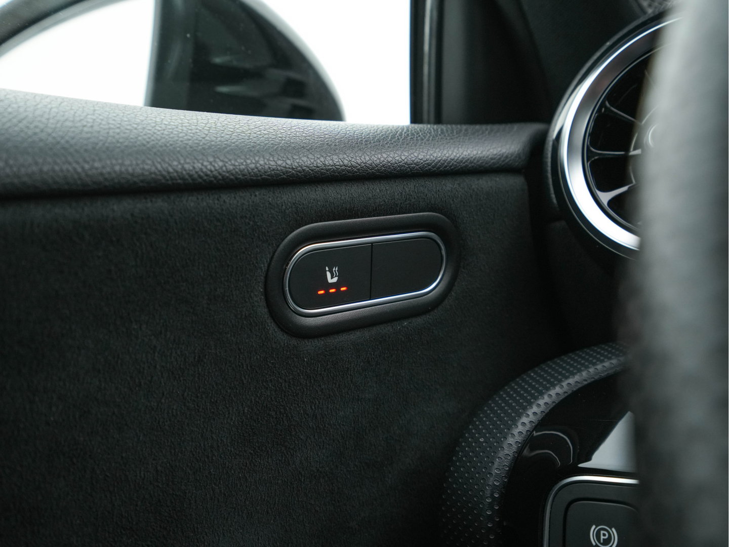 Mercedes-Benz A-Klasse 180 AMG-Line Business Solution *PANO | LEATHER-MICROFIBRE | WIDESCREEN-COCKPIT | FULL-LED | CAMERA | ECC | PDC | CRUISE | HEATED-SPORTSEATS | PRIVACY-GLASS | 18"ALU*