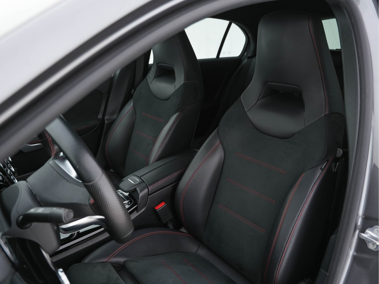 Mercedes-Benz A-Klasse 180 AMG-Line Business Solution *PANO | LEATHER-MICROFIBRE | WIDESCREEN-COCKPIT | FULL-LED | CAMERA | ECC | PDC | CRUISE | HEATED-SPORTSEATS | PRIVACY-GLASS | 18"ALU*