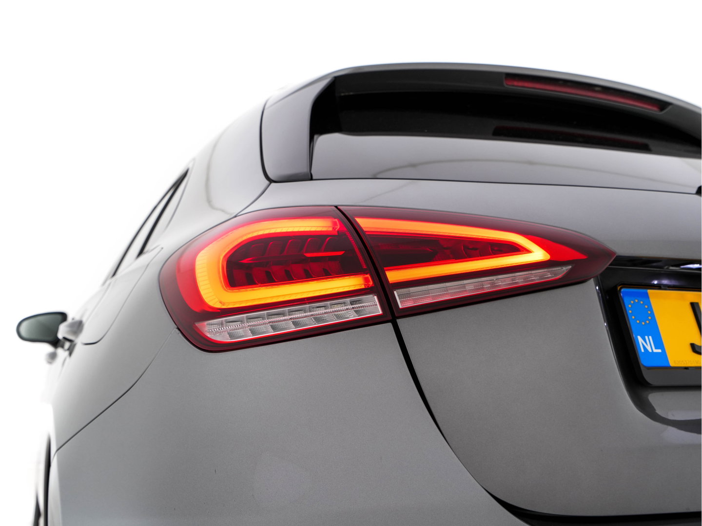 Mercedes-Benz A-Klasse 180 AMG-Line Business Solution *PANO | LEATHER-MICROFIBRE | WIDESCREEN-COCKPIT | FULL-LED | CAMERA | ECC | PDC | CRUISE | HEATED-SPORTSEATS | PRIVACY-GLASS | 18"ALU*