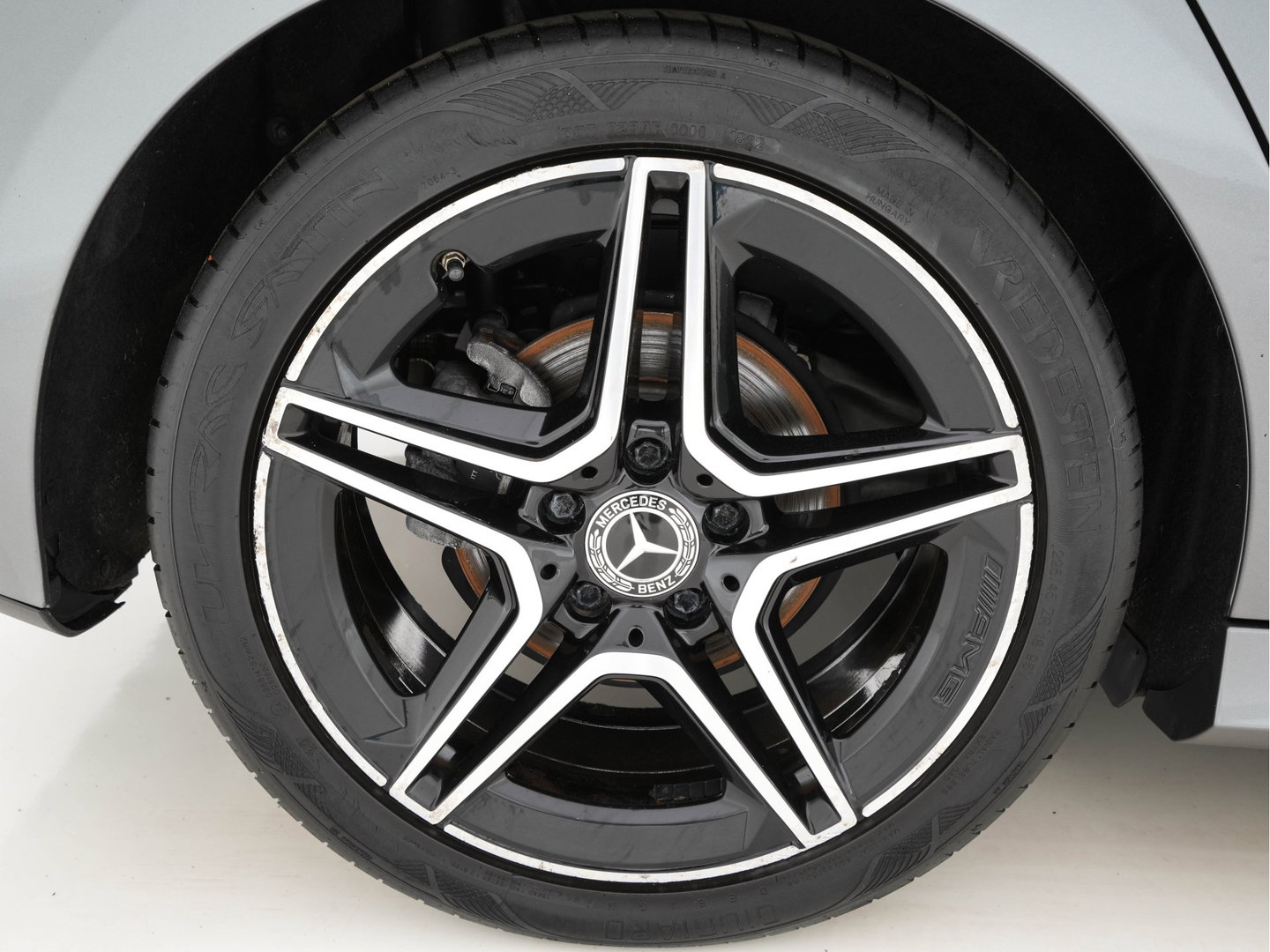 Mercedes-Benz A-Klasse 180 AMG-Line Business Solution *PANO | LEATHER-MICROFIBRE | WIDESCREEN-COCKPIT | FULL-LED | CAMERA | ECC | PDC | CRUISE | HEATED-SPORTSEATS | PRIVACY-GLASS | 18"ALU*