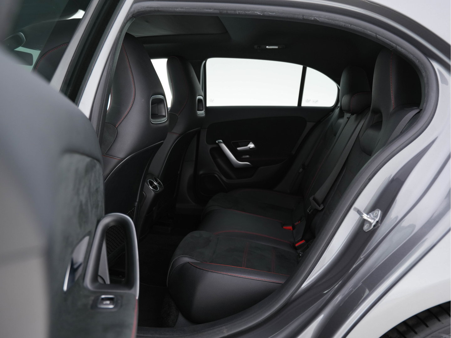 Mercedes-Benz A-Klasse 180 AMG-Line Business Solution *PANO | LEATHER-MICROFIBRE | WIDESCREEN-COCKPIT | FULL-LED | CAMERA | ECC | PDC | CRUISE | HEATED-SPORTSEATS | PRIVACY-GLASS | 18"ALU*