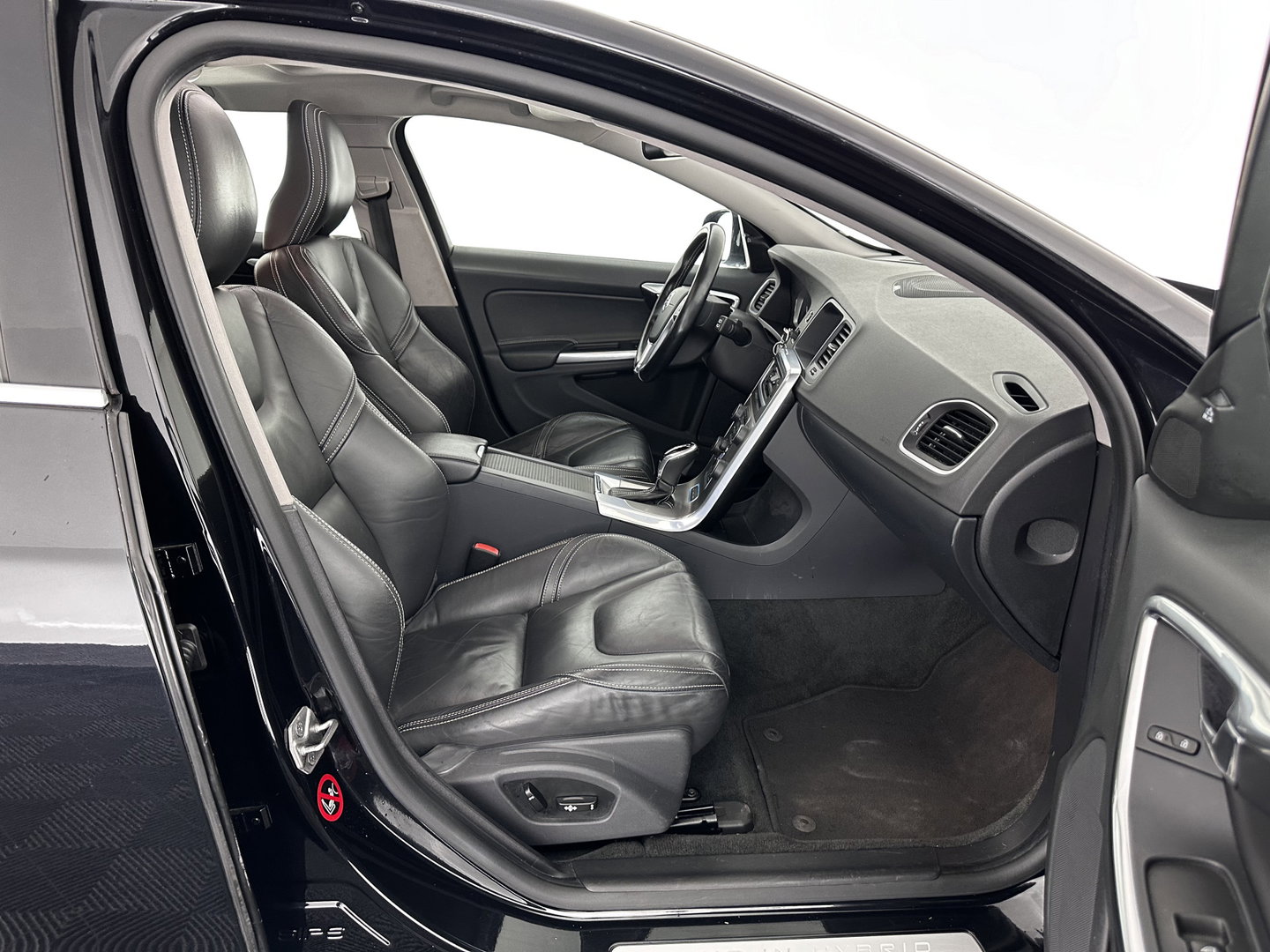 Volvo V60 2.4 D6 AWD Hybrid Summum ( Plug-In) Aut. *PANO | BI-XENON | LEATHER | PREMIUM-SOUND-AUDIO | NAVI-FULLMAP | MEMORY-PACK | ADAPTIVE-CRUISE | CAMERA | HEATED-SPORTSEATS | TOWBAR | BLINDSPOT | 18"ALU*