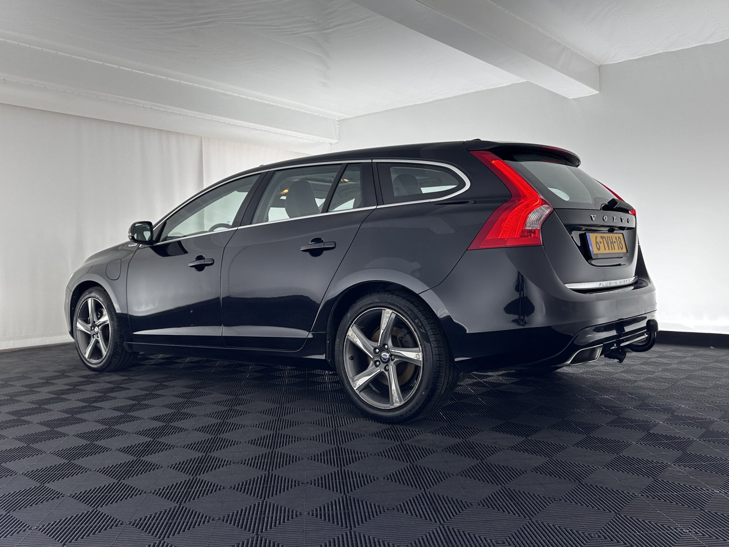 Volvo V60 2.4 D6 AWD Hybrid Summum ( Plug-In) Aut. *PANO | BI-XENON | LEATHER | PREMIUM-SOUND-AUDIO | NAVI-FULLMAP | MEMORY-PACK | ADAPTIVE-CRUISE | CAMERA | HEATED-SPORTSEATS | TOWBAR | BLINDSPOT | 18"ALU*