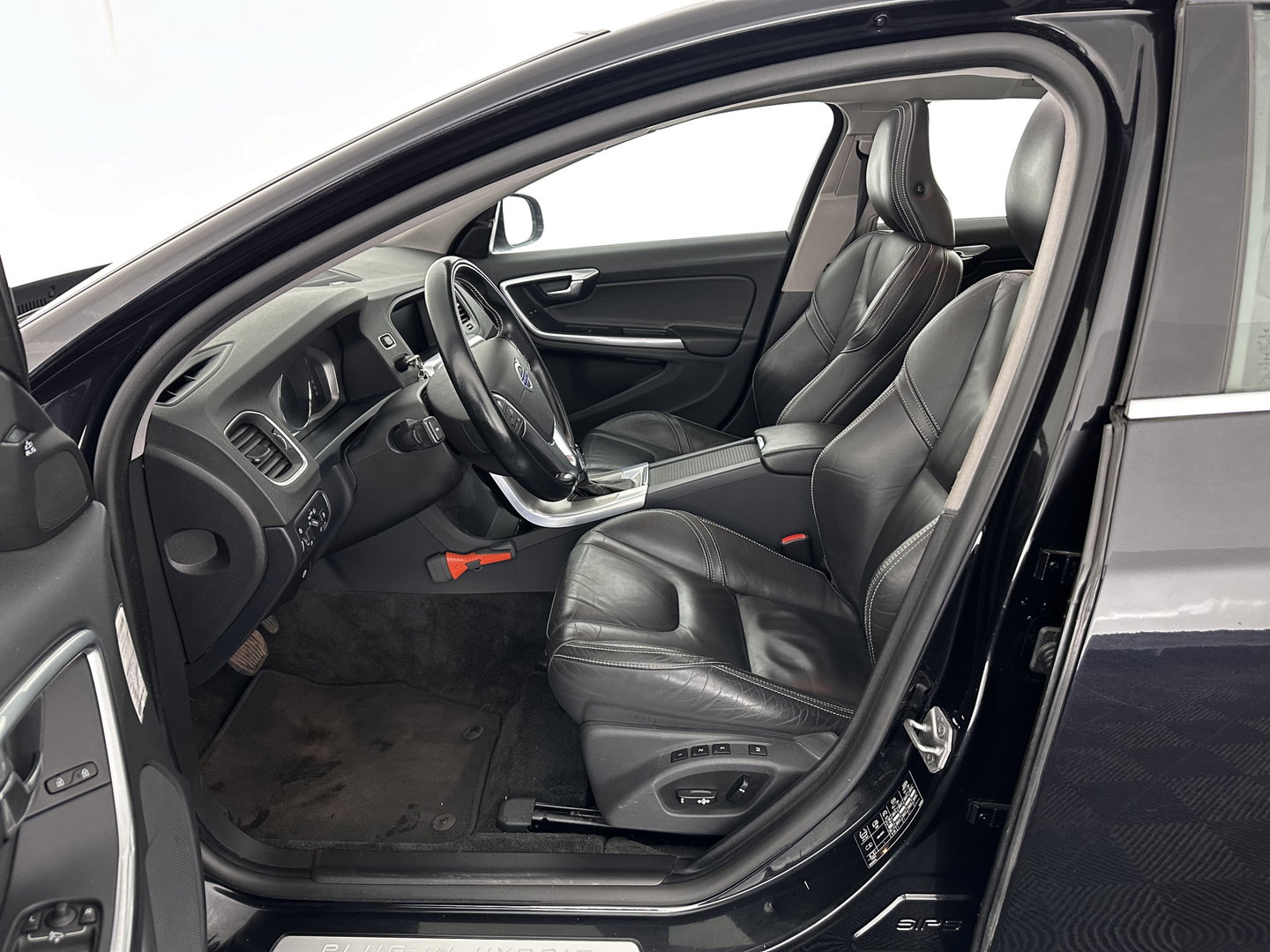 Volvo V60 2.4 D6 AWD Hybrid Summum ( Plug-In) Aut. *PANO | BI-XENON | LEATHER | PREMIUM-SOUND-AUDIO | NAVI-FULLMAP | MEMORY-PACK | ADAPTIVE-CRUISE | CAMERA | HEATED-SPORTSEATS | TOWBAR | BLINDSPOT | 18"ALU*