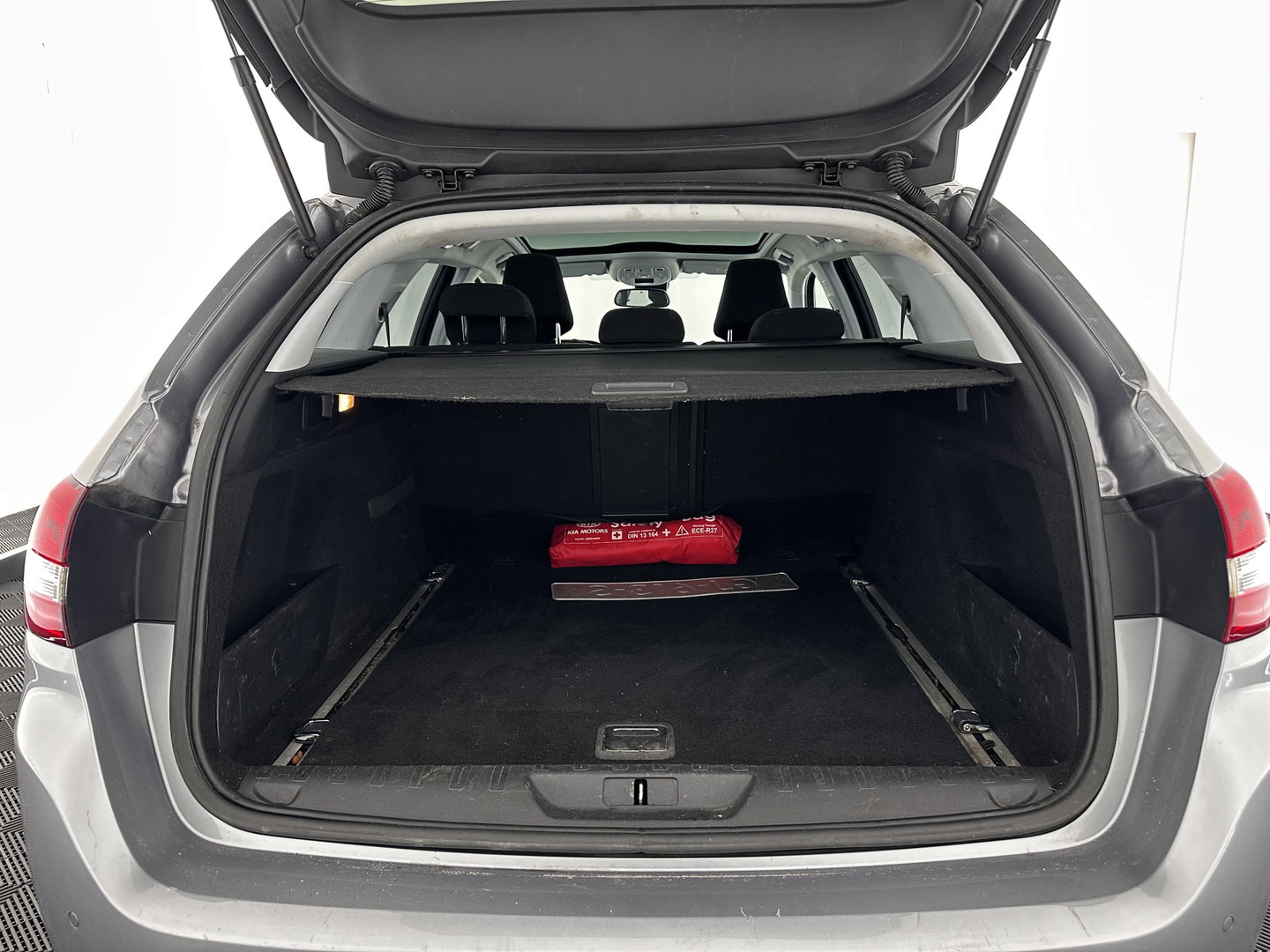 Peugeot 308 SW 1.6 BlueHDI Blue Lease Executive Pack *PANO | CAMERA | NAVI-FULLMAP | ECC | PDC | CRUISE | LANE-ASSIST | COMFORT-SEATS | 16"ALU*