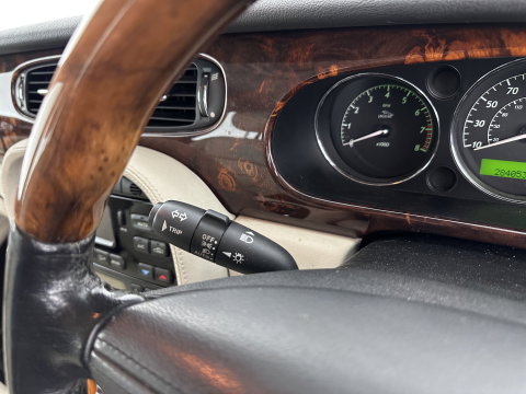 Jaguar XJ 3.5 V8 Executive [ Right-Hand-Drive ] Aut. *LEATHER | BI-XENON | ECC | WOODEN-INLAY | HEATED-COMFORTSEATS | MEMORY-PACK | JAGUAR-AUDIO | PDC | CRUISE | 18"ALU*
