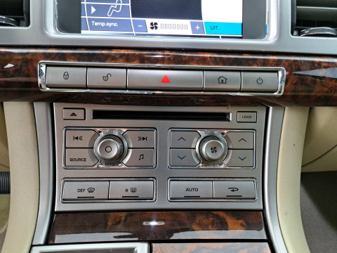 Jaguar XF 2.7D V6 Premium Luxury (⚠️#DISTRIBUTION OFF TIME NO STARTING #) Aut. *LEATHER | NAVI-FULLMAP | KEYLESS | BI-XENON | CAMERA | SHIFT-PADDLES | ENTERTAINMENT-PACK | ECC | PDC | CRUISE | COMFORT-SEATS | PRIVACY-GLASS |  19''ALU*
