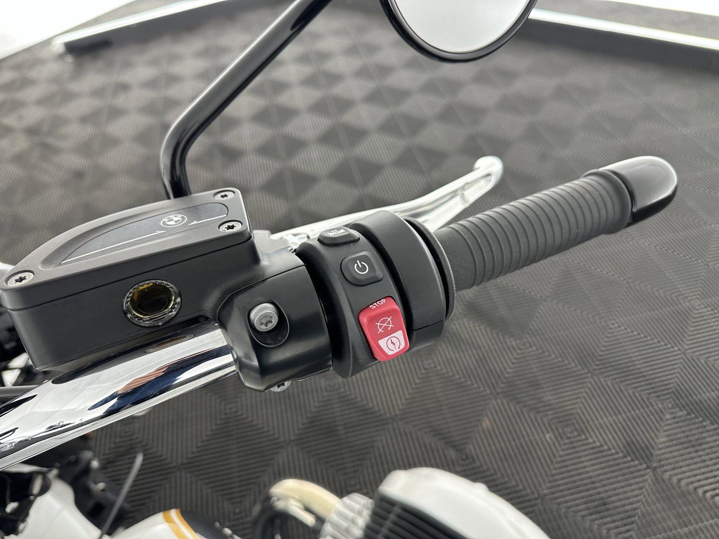 BMW R 18 Classic Option-719 (INCL-BTW) *REVERSE GEAR | CRUISE | LEATHER | LED-LIGHTS | ABS | ESP | AIRSCARF | SIDE-CASES | HANDLE-HEATING*