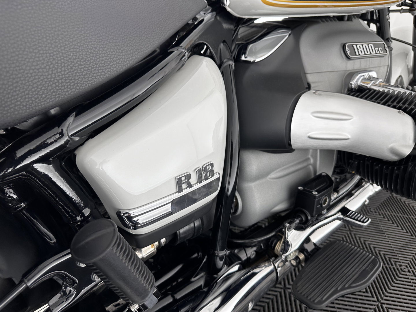 BMW R 18 Classic Option-719 (INCL-BTW) *REVERSE GEAR | CRUISE | LEATHER | LED-LIGHTS | ABS | ESP | AIRSCARF | SIDE-CASES | HANDLE-HEATING*
