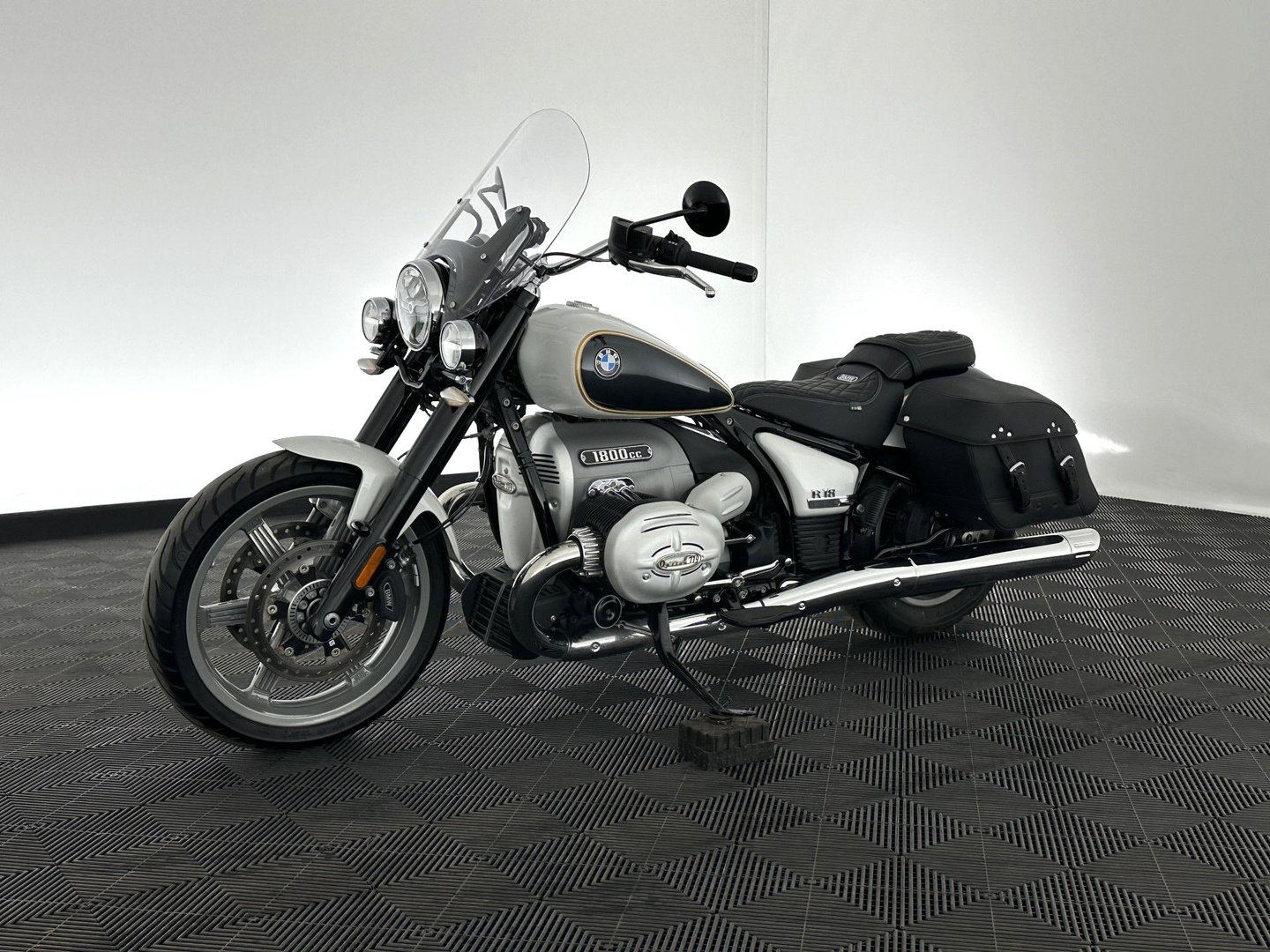 BMW R 18 Classic Option-719 (INCL-BTW) *REVERSE GEAR | CRUISE | LEATHER | LED-LIGHTS | ABS | ESP | AIRSCARF | SIDE-CASES | HANDLE-HEATING*