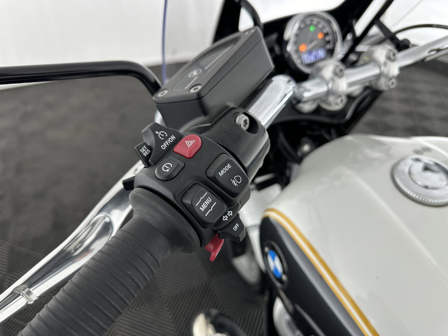 BMW R 18 Classic Option-719 (INCL-BTW) *REVERSE GEAR | CRUISE | LEATHER | LED-LIGHTS | ABS | ESP | AIRSCARF | SIDE-CASES | HANDLE-HEATING*
