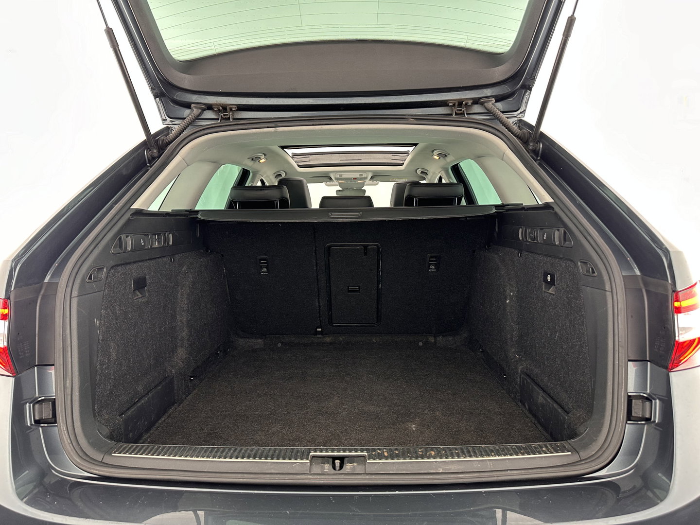 Škoda Superb Combi 1.6 TDI Clever Edition [⚠️] (INCL-BTW) Aut. *PANO | FULL-LEATHER | BI-XENON | CAMERA | MEMORY-PACK | KEYLESS | DAB+ | NAVI-FULLMAP | ECC | PDC | CRUISE | TOWBAR | SPORT-SEATS | 17''ALU*