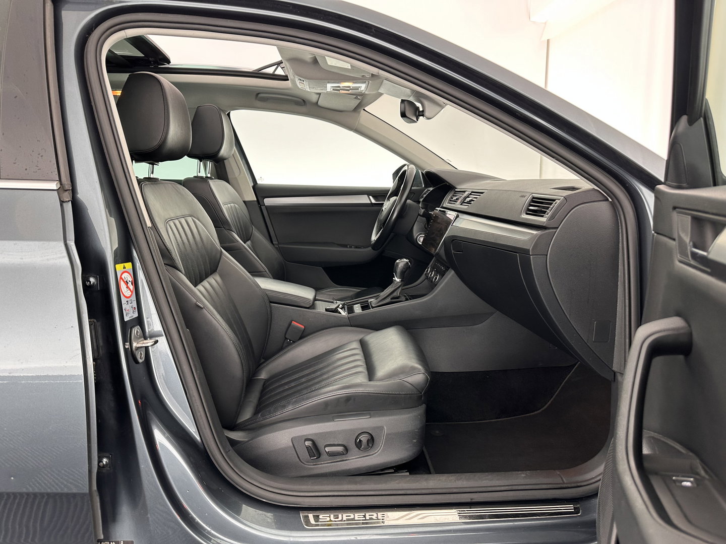 Škoda Superb Combi 1.6 TDI Clever Edition [⚠️] (INCL-BTW) Aut. *PANO | FULL-LEATHER | BI-XENON | CAMERA | MEMORY-PACK | KEYLESS | DAB+ | NAVI-FULLMAP | ECC | PDC | CRUISE | TOWBAR | SPORT-SEATS | 17''ALU*