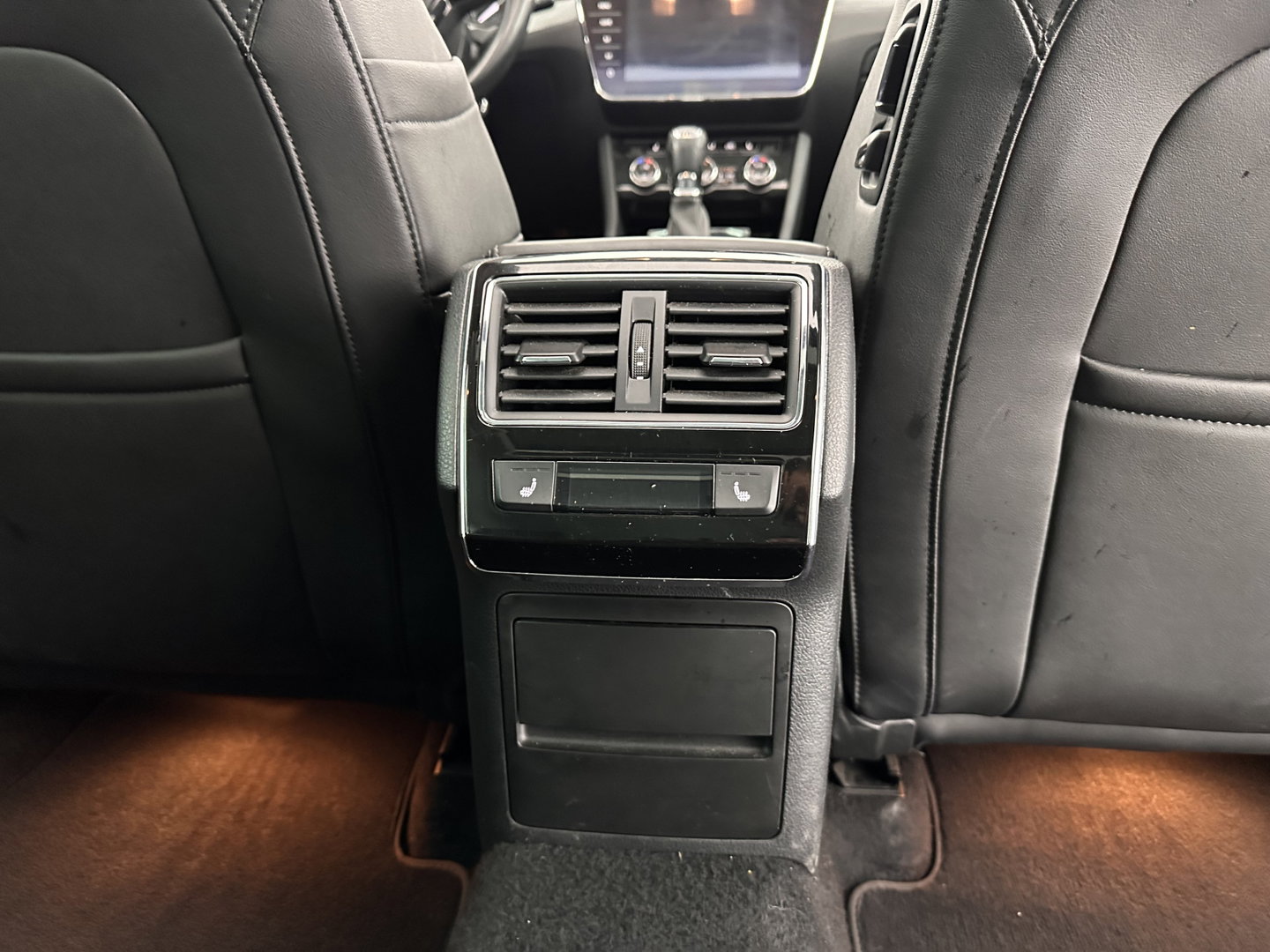 Škoda Superb Combi 1.6 TDI Clever Edition [⚠️] (INCL-BTW) Aut. *PANO | FULL-LEATHER | BI-XENON | CAMERA | MEMORY-PACK | KEYLESS | DAB+ | NAVI-FULLMAP | ECC | PDC | CRUISE | TOWBAR | SPORT-SEATS | 17''ALU*