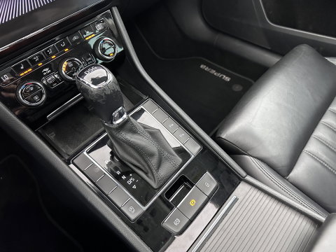Škoda Superb Combi 1.6 TDI Clever Edition [⚠️] (INCL-BTW) Aut. *PANO | FULL-LEATHER | BI-XENON | CAMERA | MEMORY-PACK | KEYLESS | DAB+ | NAVI-FULLMAP | ECC | PDC | CRUISE | TOWBAR | SPORT-SEATS | 17''ALU*