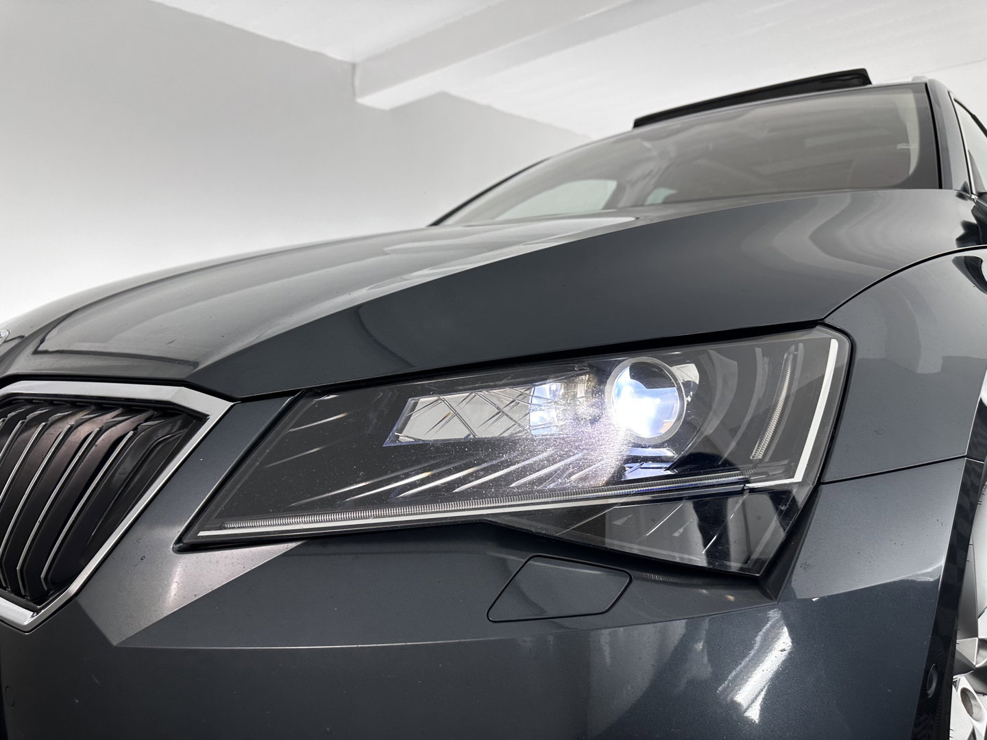 Škoda Superb Combi 1.6 TDI Clever Edition [⚠️] (INCL-BTW) Aut. *PANO | FULL-LEATHER | BI-XENON | CAMERA | MEMORY-PACK | KEYLESS | DAB+ | NAVI-FULLMAP | ECC | PDC | CRUISE | TOWBAR | SPORT-SEATS | 17''ALU*