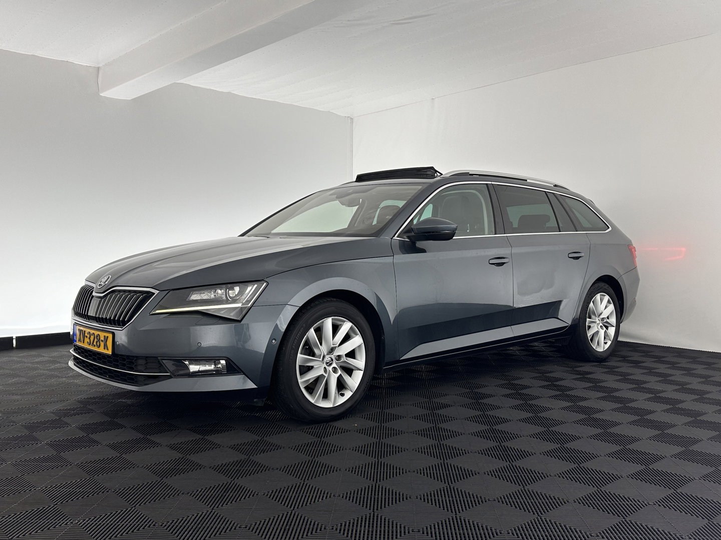Škoda Superb Combi 1.6 TDI Clever Edition [⚠️] (INCL-BTW) Aut. *PANO | FULL-LEATHER | BI-XENON | CAMERA | MEMORY-PACK | KEYLESS | DAB+ | NAVI-FULLMAP | ECC | PDC | CRUISE | TOWBAR | SPORT-SEATS | 17''ALU*