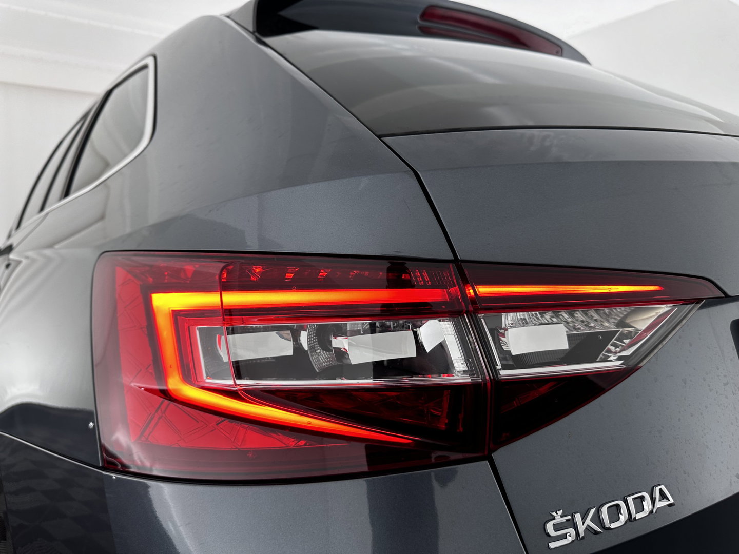 Škoda Superb Combi 1.6 TDI Clever Edition [⚠️] (INCL-BTW) Aut. *PANO | FULL-LEATHER | BI-XENON | CAMERA | MEMORY-PACK | KEYLESS | DAB+ | NAVI-FULLMAP | ECC | PDC | CRUISE | TOWBAR | SPORT-SEATS | 17''ALU*
