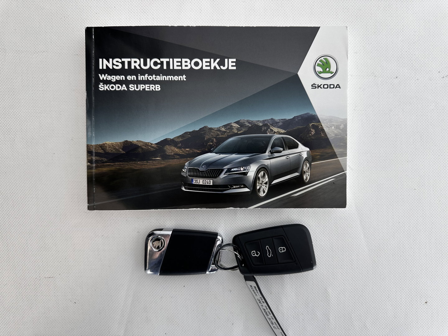 Škoda Superb Combi 1.6 TDI Clever Edition [⚠️] (INCL-BTW) Aut. *PANO | FULL-LEATHER | BI-XENON | CAMERA | MEMORY-PACK | KEYLESS | DAB+ | NAVI-FULLMAP | ECC | PDC | CRUISE | TOWBAR | SPORT-SEATS | 17''ALU*