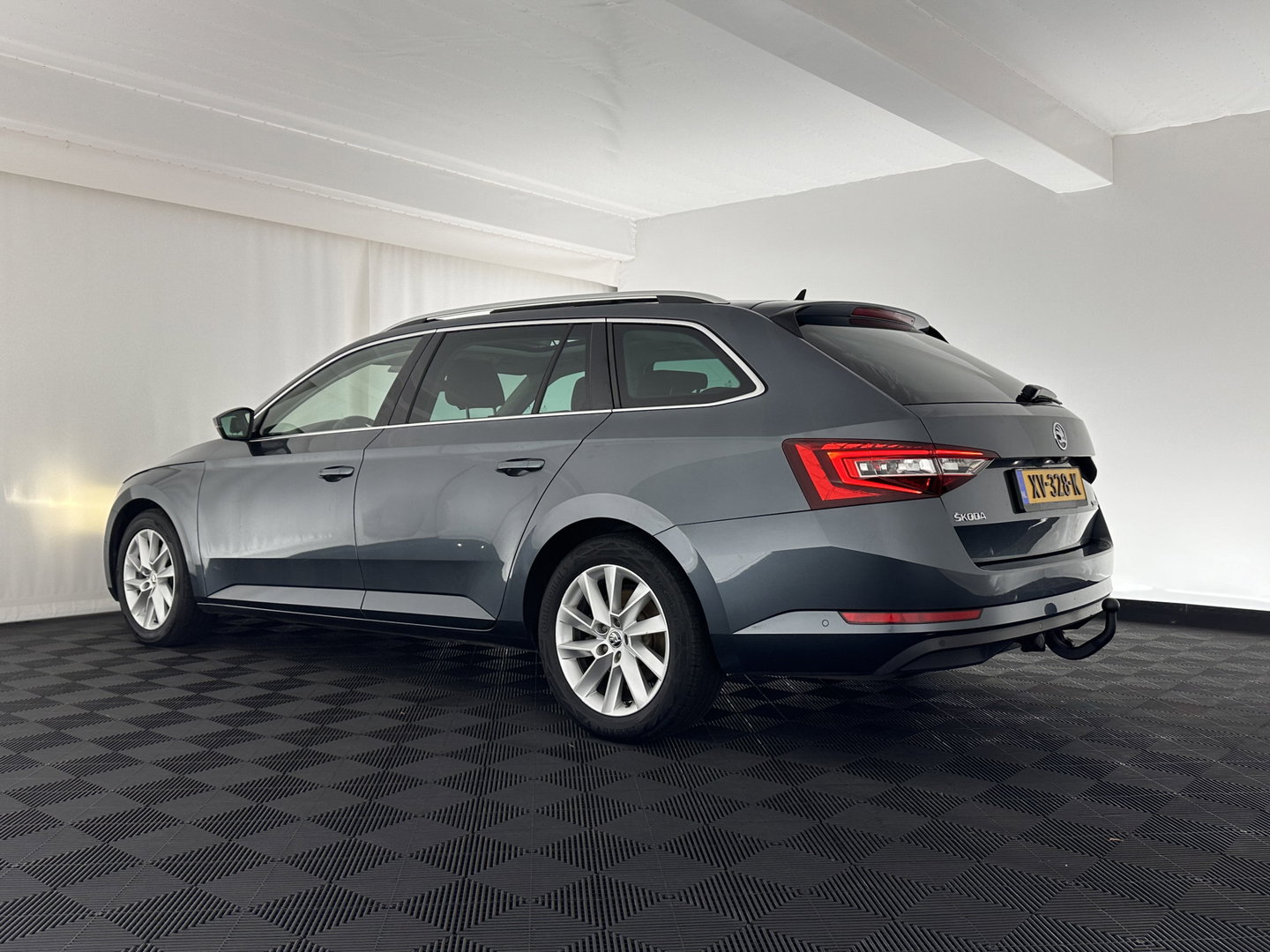 Škoda Superb Combi 1.6 TDI Clever Edition [⚠️] (INCL-BTW) Aut. *PANO | FULL-LEATHER | BI-XENON | CAMERA | MEMORY-PACK | KEYLESS | DAB+ | NAVI-FULLMAP | ECC | PDC | CRUISE | TOWBAR | SPORT-SEATS | 17''ALU*