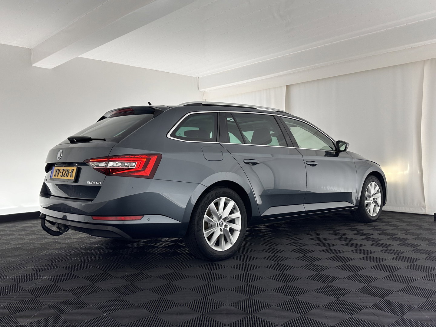Škoda Superb Combi 1.6 TDI Clever Edition [⚠️] (INCL-BTW) Aut. *PANO | FULL-LEATHER | BI-XENON | CAMERA | MEMORY-PACK | KEYLESS | DAB+ | NAVI-FULLMAP | ECC | PDC | CRUISE | TOWBAR | SPORT-SEATS | 17''ALU*