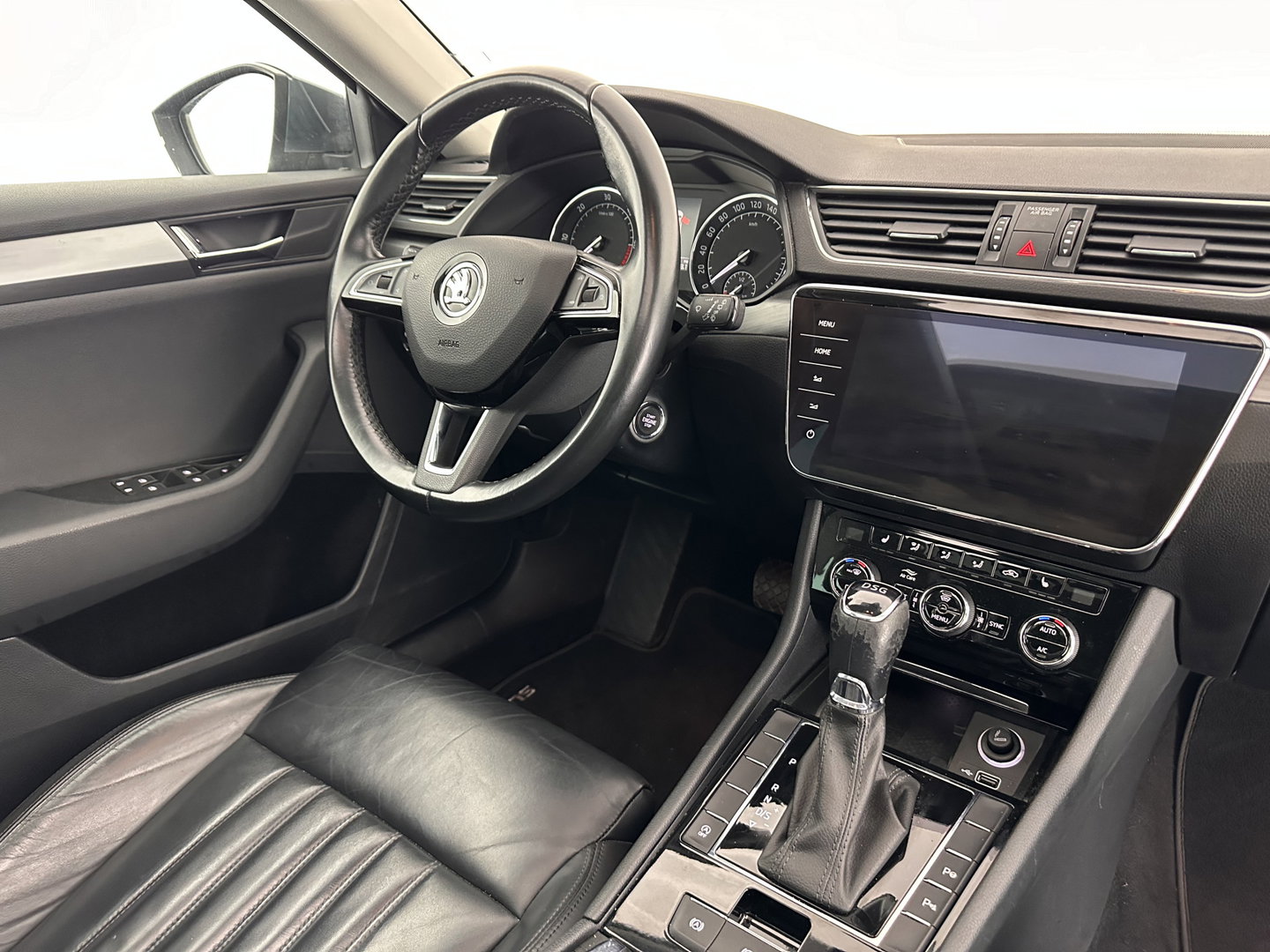 Škoda Superb Combi 1.6 TDI Clever Edition [⚠️] (INCL-BTW) Aut. *PANO | FULL-LEATHER | BI-XENON | CAMERA | MEMORY-PACK | KEYLESS | DAB+ | NAVI-FULLMAP | ECC | PDC | CRUISE | TOWBAR | SPORT-SEATS | 17''ALU*