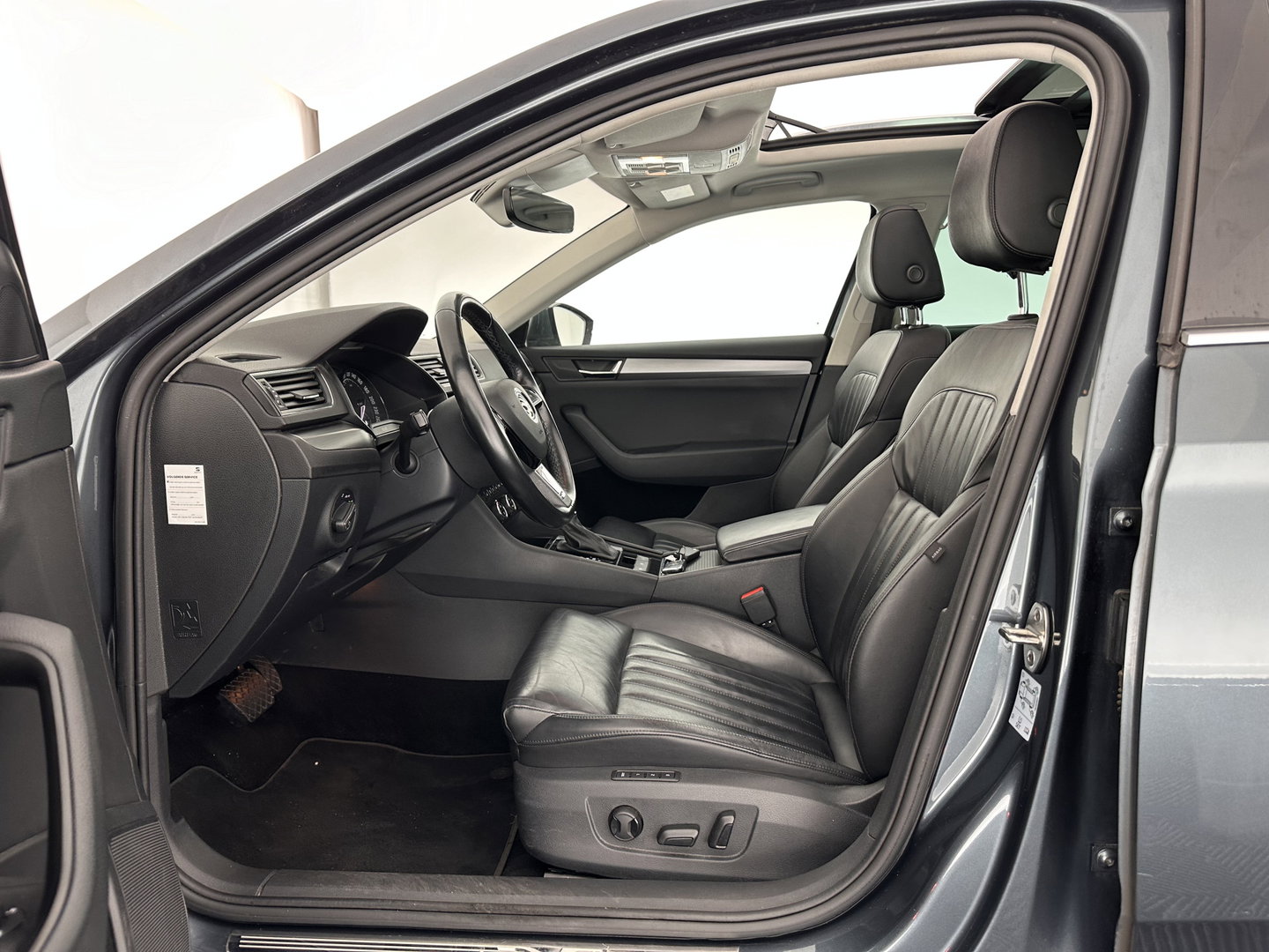 Škoda Superb Combi 1.6 TDI Clever Edition [⚠️] (INCL-BTW) Aut. *PANO | FULL-LEATHER | BI-XENON | CAMERA | MEMORY-PACK | KEYLESS | DAB+ | NAVI-FULLMAP | ECC | PDC | CRUISE | TOWBAR | SPORT-SEATS | 17''ALU*