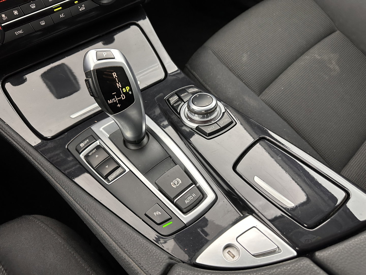BMW 5 Serie Touring 518d Executive Aut. *NAVI-FULLMAP | BI-XENON | CARPLAY |  LANE-ASSIST | TOWBAR | ECC | PDC | CRUISE | COMFORT-SEATS | AMBIENT-LIGHT | 17''ALU*