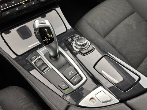 BMW 5 Serie Touring 518d Executive Aut. *NAVI-FULLMAP | BI-XENON | CARPLAY |  LANE-ASSIST | TOWBAR | ECC | PDC | CRUISE | COMFORT-SEATS | AMBIENT-LIGHT | 17''ALU*