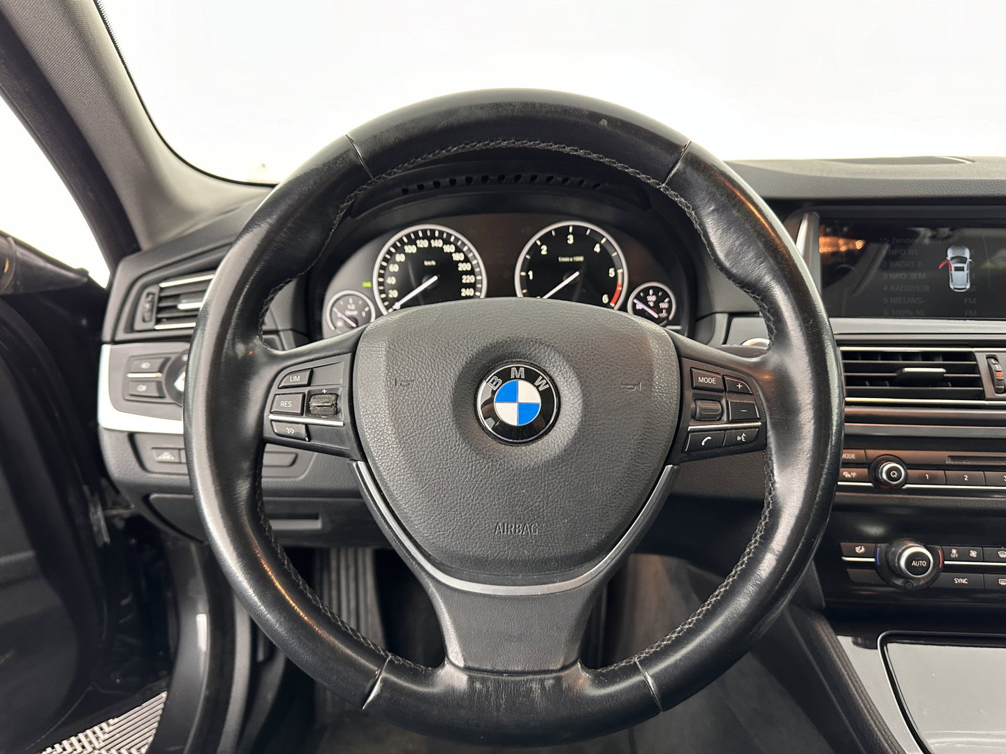 BMW 5 Serie Touring 518d Executive Aut. *NAVI-FULLMAP | BI-XENON | CARPLAY |  LANE-ASSIST | TOWBAR | ECC | PDC | CRUISE | COMFORT-SEATS | AMBIENT-LIGHT | 17''ALU*