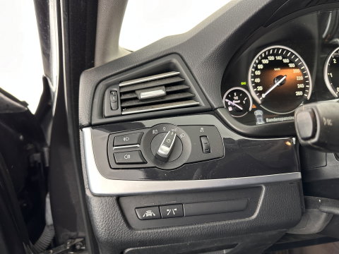BMW 5 Serie Touring 518d Executive Aut. *NAVI-FULLMAP | BI-XENON | CARPLAY |  LANE-ASSIST | TOWBAR | ECC | PDC | CRUISE | COMFORT-SEATS | AMBIENT-LIGHT | 17''ALU*