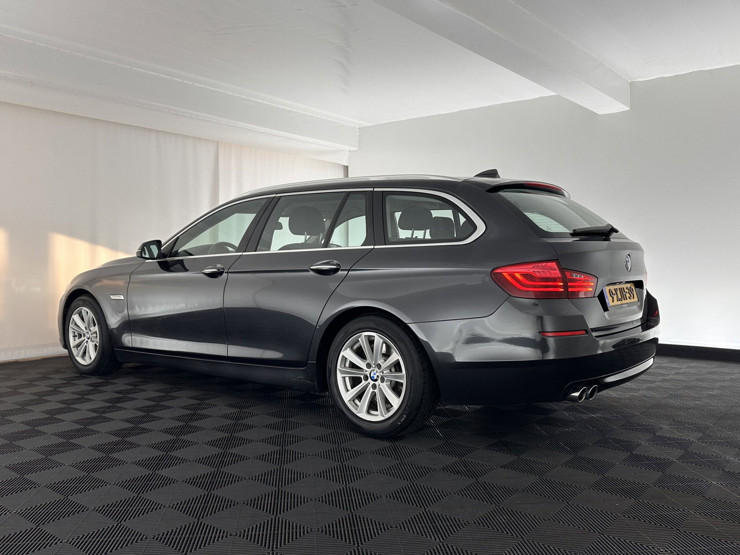 BMW 5 Serie Touring 518d Executive Aut. *NAVI-FULLMAP | BI-XENON | CARPLAY |  LANE-ASSIST | TOWBAR | ECC | PDC | CRUISE | COMFORT-SEATS | AMBIENT-LIGHT | 17''ALU*