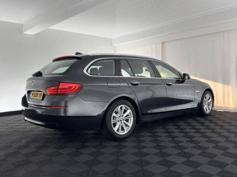 BMW 5 Serie Touring 518d Executive Aut. *NAVI-FULLMAP | BI-XENON | CARPLAY |  LANE-ASSIST | TOWBAR | ECC | PDC | CRUISE | COMFORT-SEATS | AMBIENT-LIGHT | 17''ALU*