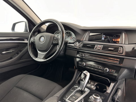 BMW 5 Serie Touring 518d Executive Aut. *NAVI-FULLMAP | BI-XENON | CARPLAY |  LANE-ASSIST | TOWBAR | ECC | PDC | CRUISE | COMFORT-SEATS | AMBIENT-LIGHT | 17''ALU*