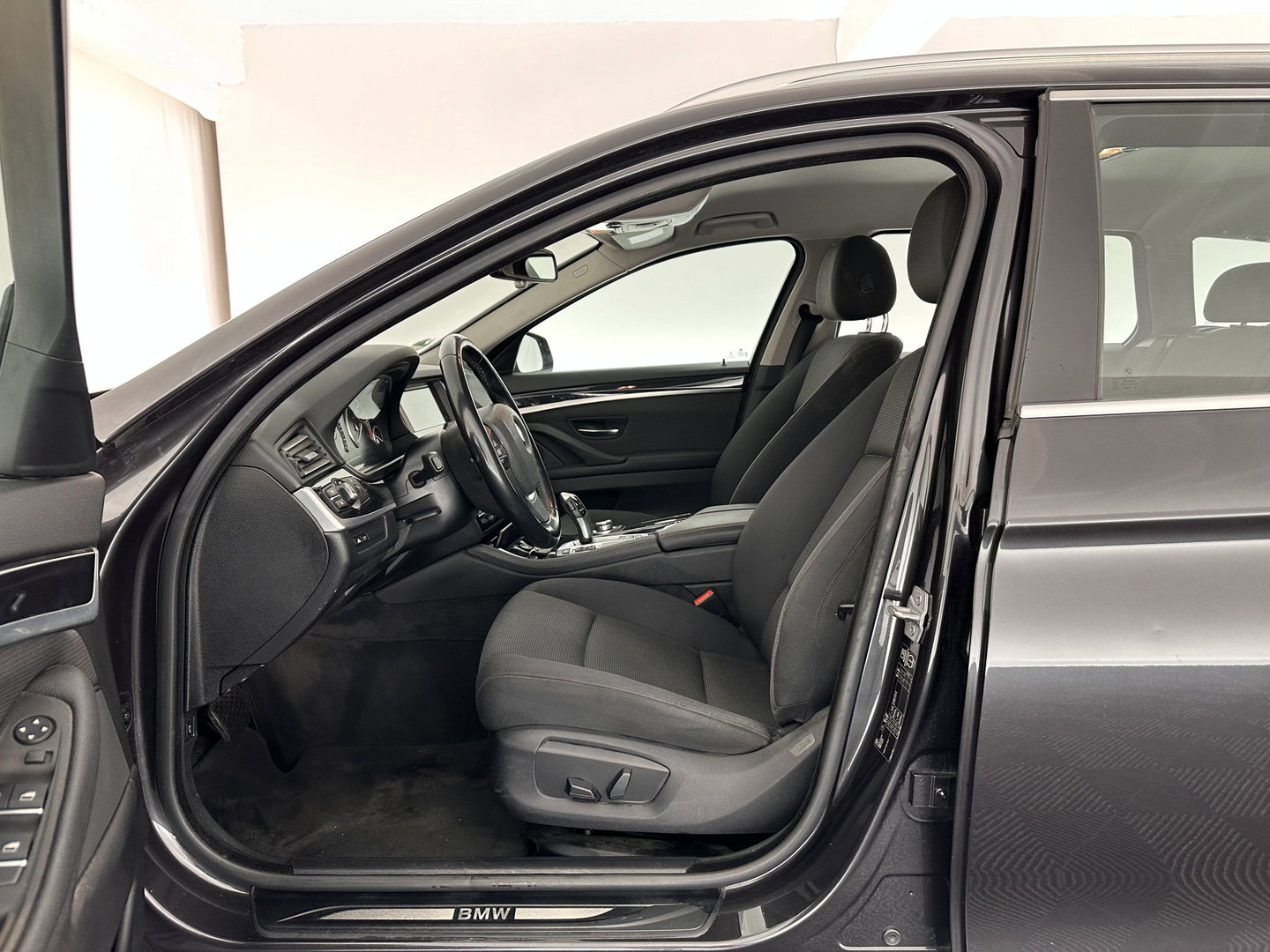 BMW 5 Serie Touring 518d Executive Aut. *NAVI-FULLMAP | BI-XENON | CARPLAY |  LANE-ASSIST | TOWBAR | ECC | PDC | CRUISE | COMFORT-SEATS | AMBIENT-LIGHT | 17''ALU*