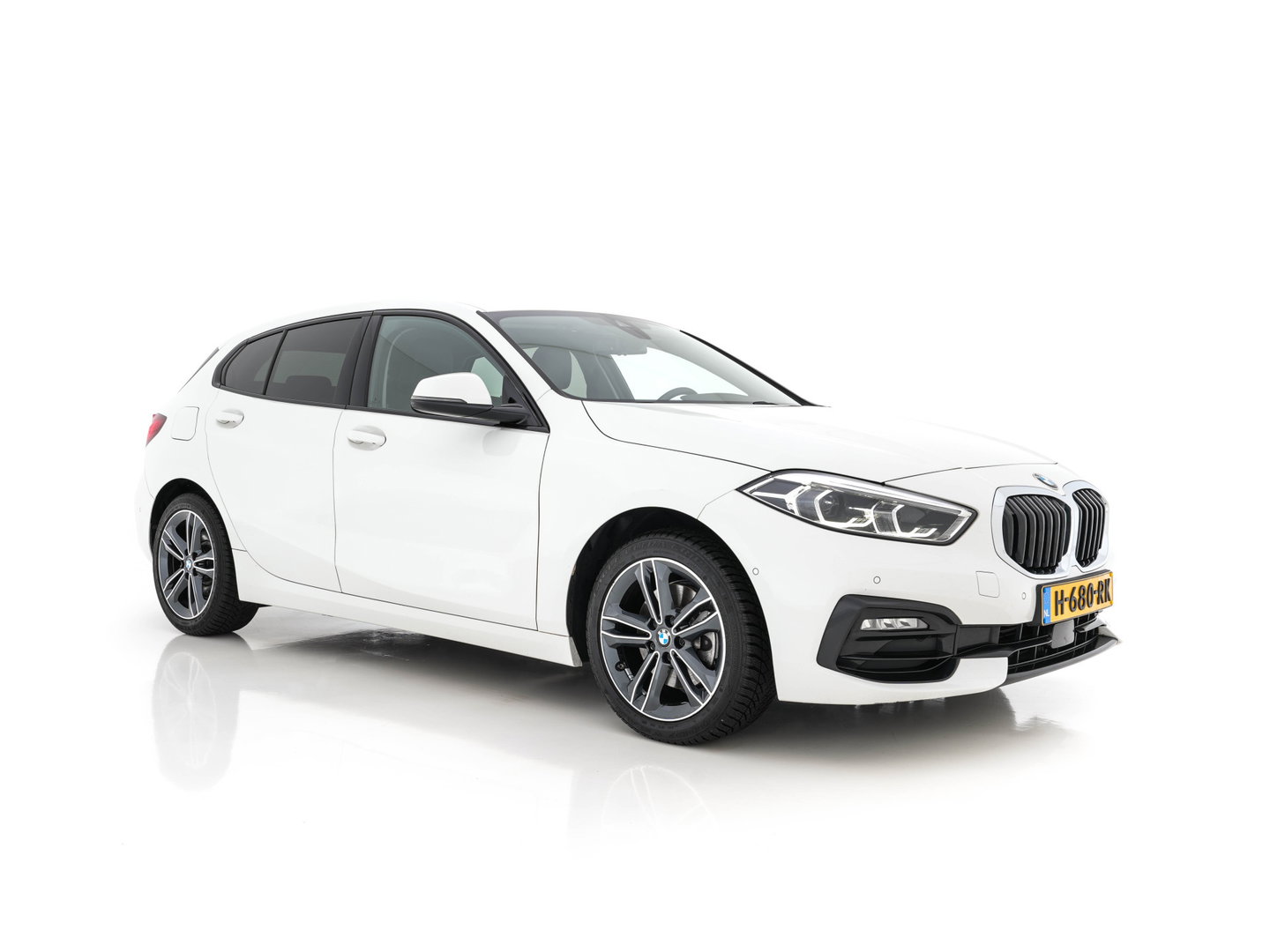 BMW 1-serie 118i High Executive Edition Sport-Line (INCL-BTW) *LEATHER | DIGI-COCKPIT | HARMAN/KARDON | FULL-LED | KEYLESS | NAVI-FULLMAP | DAB | CAMERA | ECC | CARPLAY | PDC | AMBIENTLIGHT | CRUISE | HEATED-SPORTSEATS | PRIVACY-GLASS | 17"AL