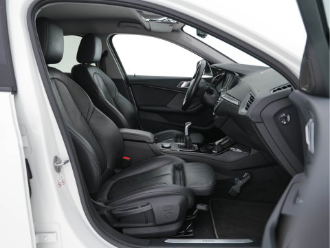 BMW 1-serie 118i High Executive Edition Sport-Line (INCL-BTW) *LEATHER | DIGI-COCKPIT | HARMAN/KARDON | FULL-LED | KEYLESS | NAVI-FULLMAP | DAB | CAMERA | ECC | CARPLAY | PDC | AMBIENTLIGHT | CRUISE | HEATED-SPORTSEATS | PRIVACY-GLASS | 17"AL