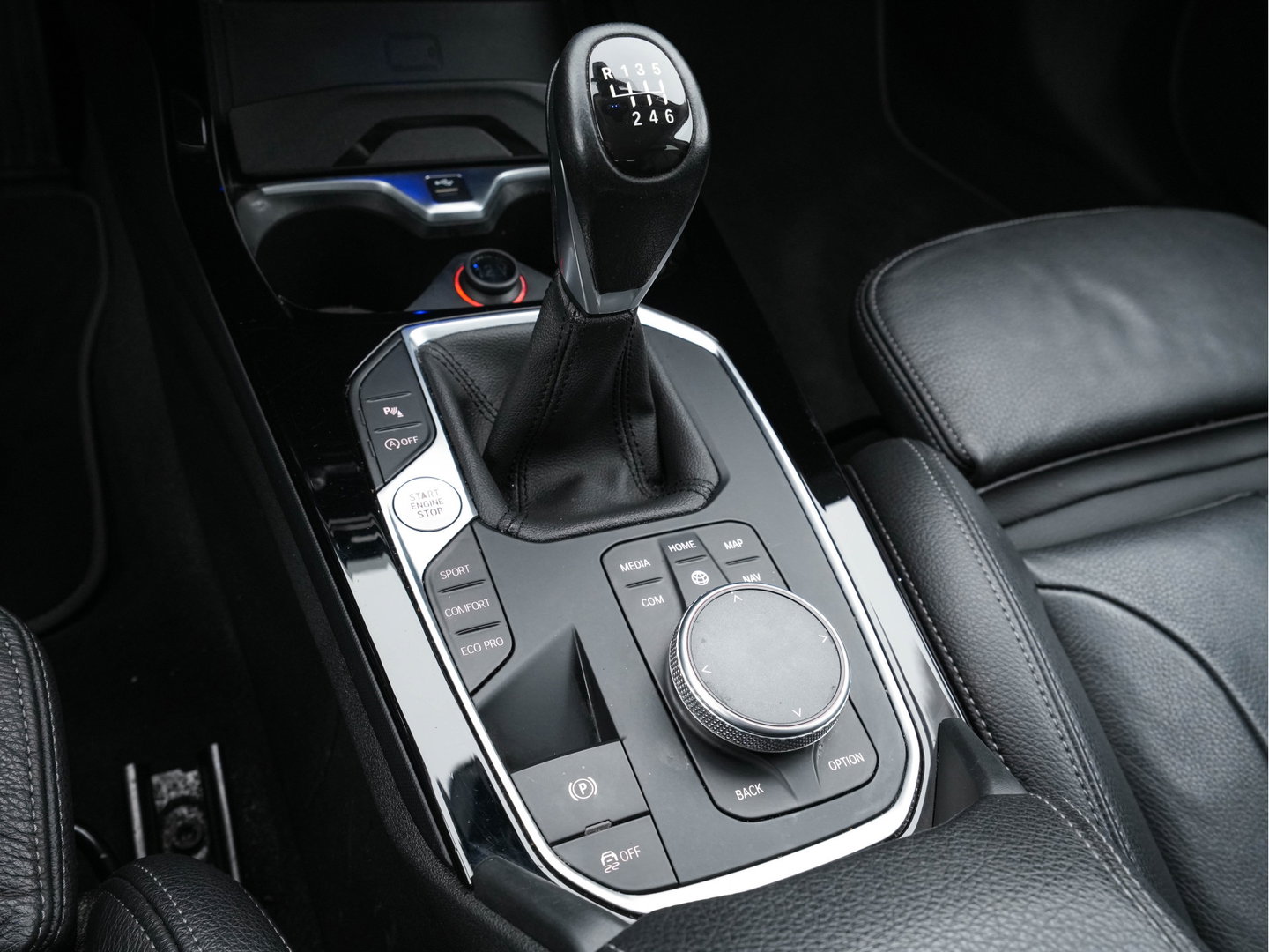 BMW 1-serie 118i High Executive Edition Sport-Line (INCL-BTW) *LEATHER | DIGI-COCKPIT | HARMAN/KARDON | FULL-LED | KEYLESS | NAVI-FULLMAP | DAB | CAMERA | ECC | CARPLAY | PDC | AMBIENTLIGHT | CRUISE | HEATED-SPORTSEATS | PRIVACY-GLASS | 17"AL