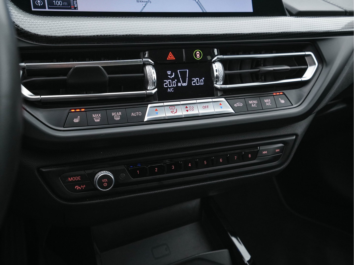 BMW 1-serie 118i High Executive Edition Sport-Line (INCL-BTW) *LEATHER | DIGI-COCKPIT | HARMAN/KARDON | FULL-LED | KEYLESS | NAVI-FULLMAP | DAB | CAMERA | ECC | CARPLAY | PDC | AMBIENTLIGHT | CRUISE | HEATED-SPORTSEATS | PRIVACY-GLASS | 17"AL
