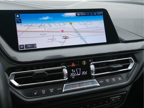 BMW 1-serie 118i High Executive Edition Sport-Line (INCL-BTW) *LEATHER | DIGI-COCKPIT | HARMAN/KARDON | FULL-LED | KEYLESS | NAVI-FULLMAP | DAB | CAMERA | ECC | CARPLAY | PDC | AMBIENTLIGHT | CRUISE | HEATED-SPORTSEATS | PRIVACY-GLASS | 17"AL